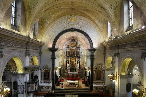 Glavni oltar i trijumfalni luk u Assunti