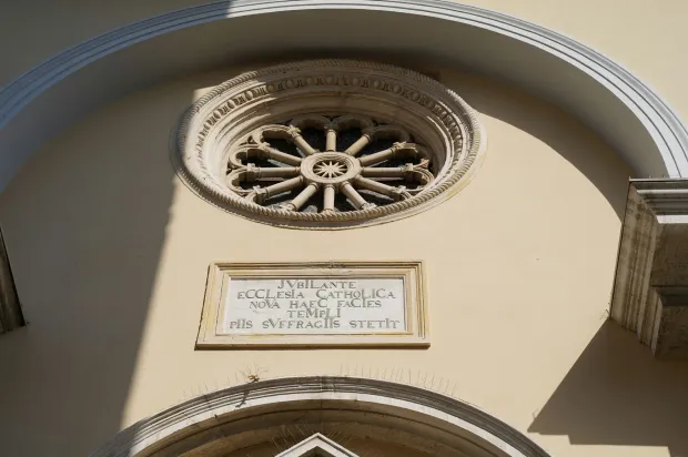Gotičko-renesansna rozeta nad ulazom Assunte