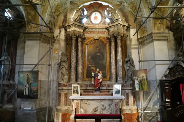 Oltar posvećen sv. Franji Paulskom
