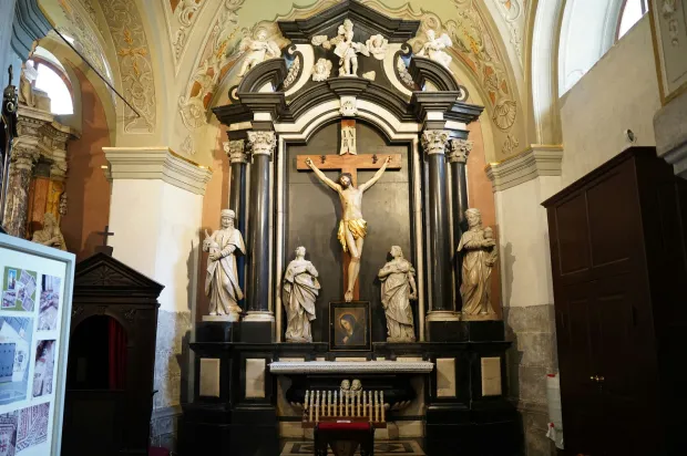 Oltar posvećen sv. Križu